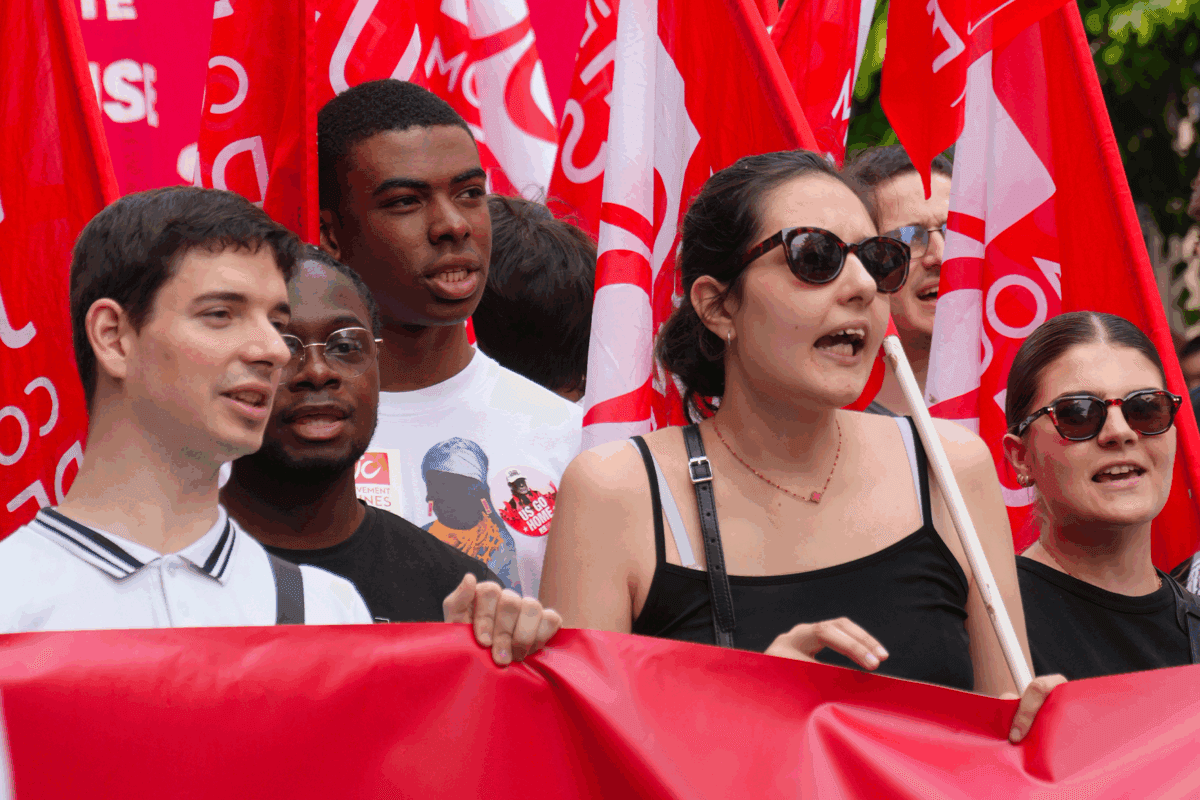 Dans les cortèges du 1er Mai, les jeunes communistes dénoncent la mort au travail