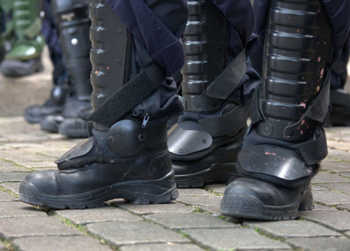 Répression policière, un surarmement, un lourd bilan et une loi