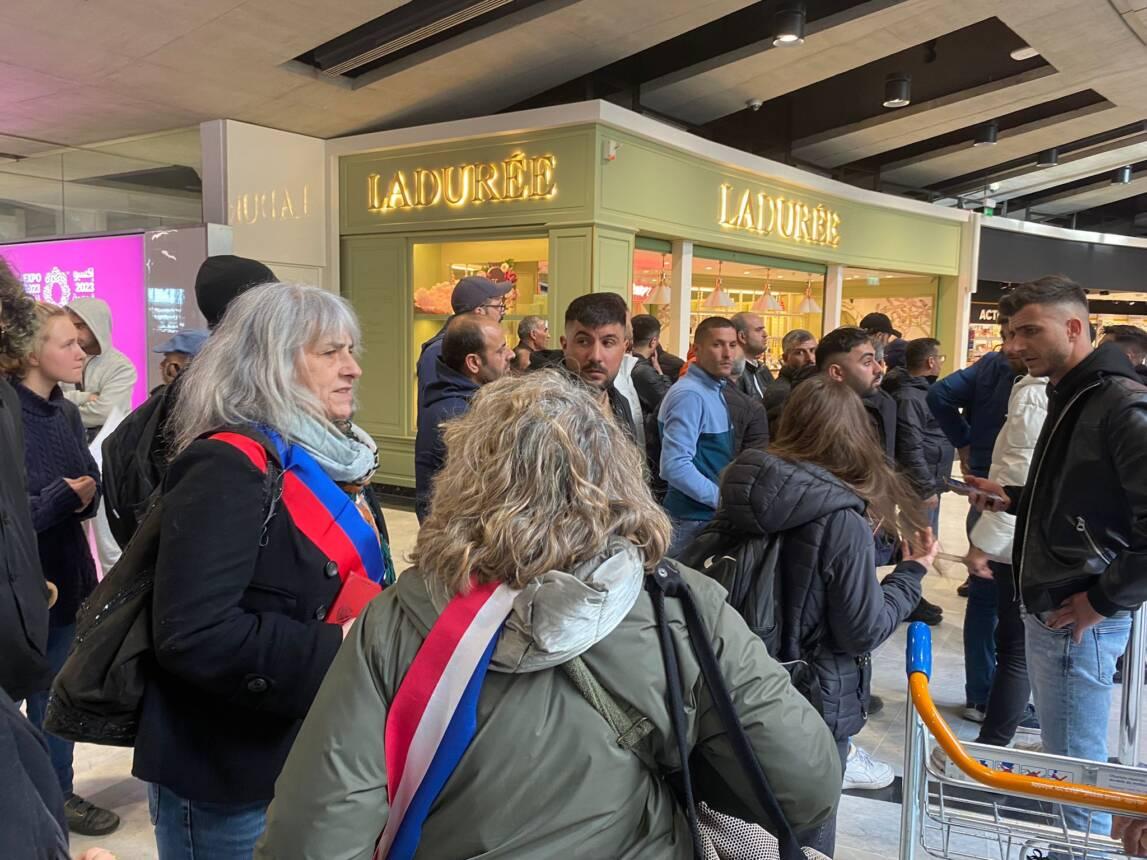 Les élus communistes mobilisés à Roissy contre l’expulsion d’un militant kurde