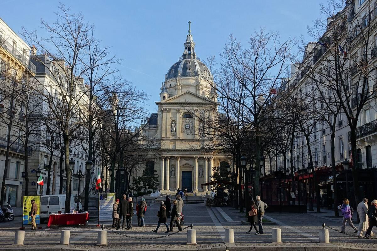 Macron à La Sorbonne : La recherche célébrée, après avoir été sacrifiée